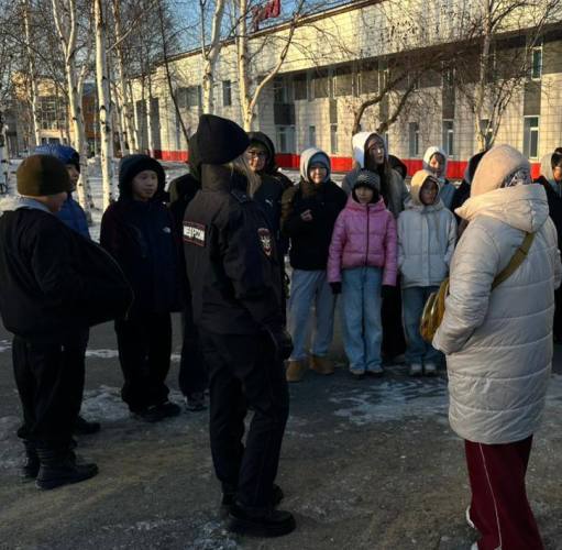 Сотрудники Тындинского ЛО МВД России на транспорте поговорили с юными путешественниками о безопасности