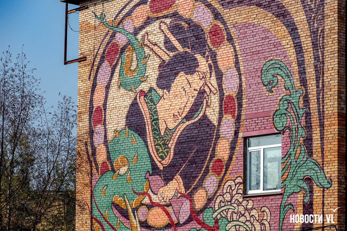 «Древо жизни» в стиле венского модерна: на стенах офисной трёхэтажки на Столетии появилось новое граффити «Древо жизни» в стиле венского модерна: на стенах офисной трёхэтажки на Столетии появилось новое граффити