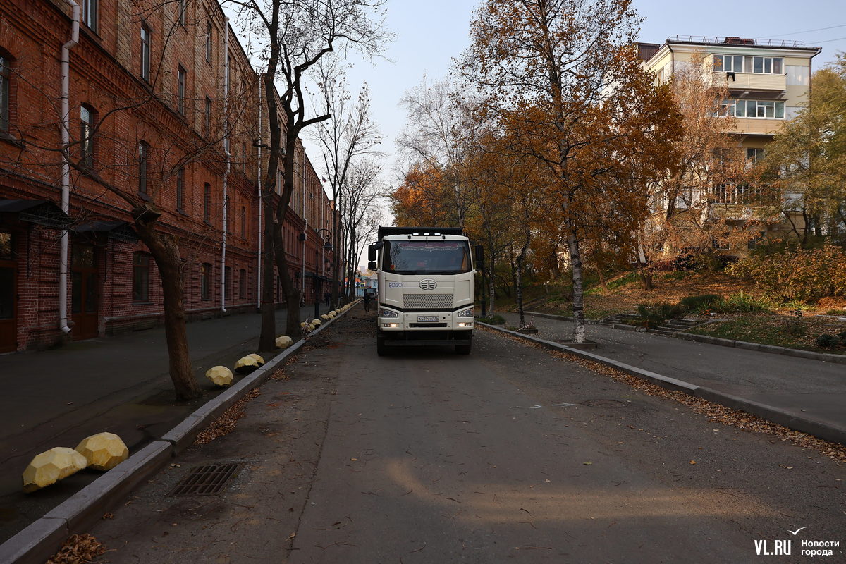 Около проходной «Дальзавода» начали перекладывать магистральный водовод – проезд закрыт до середины ноября Около проходной «Дальзавода» начали перекладывать магистральный водовод – проезд закрыт до середины ноября