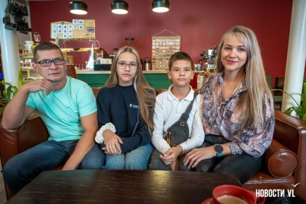 Семья из Иркутска переехала во Владивосток ради обучения дочки в математическом классе и моря