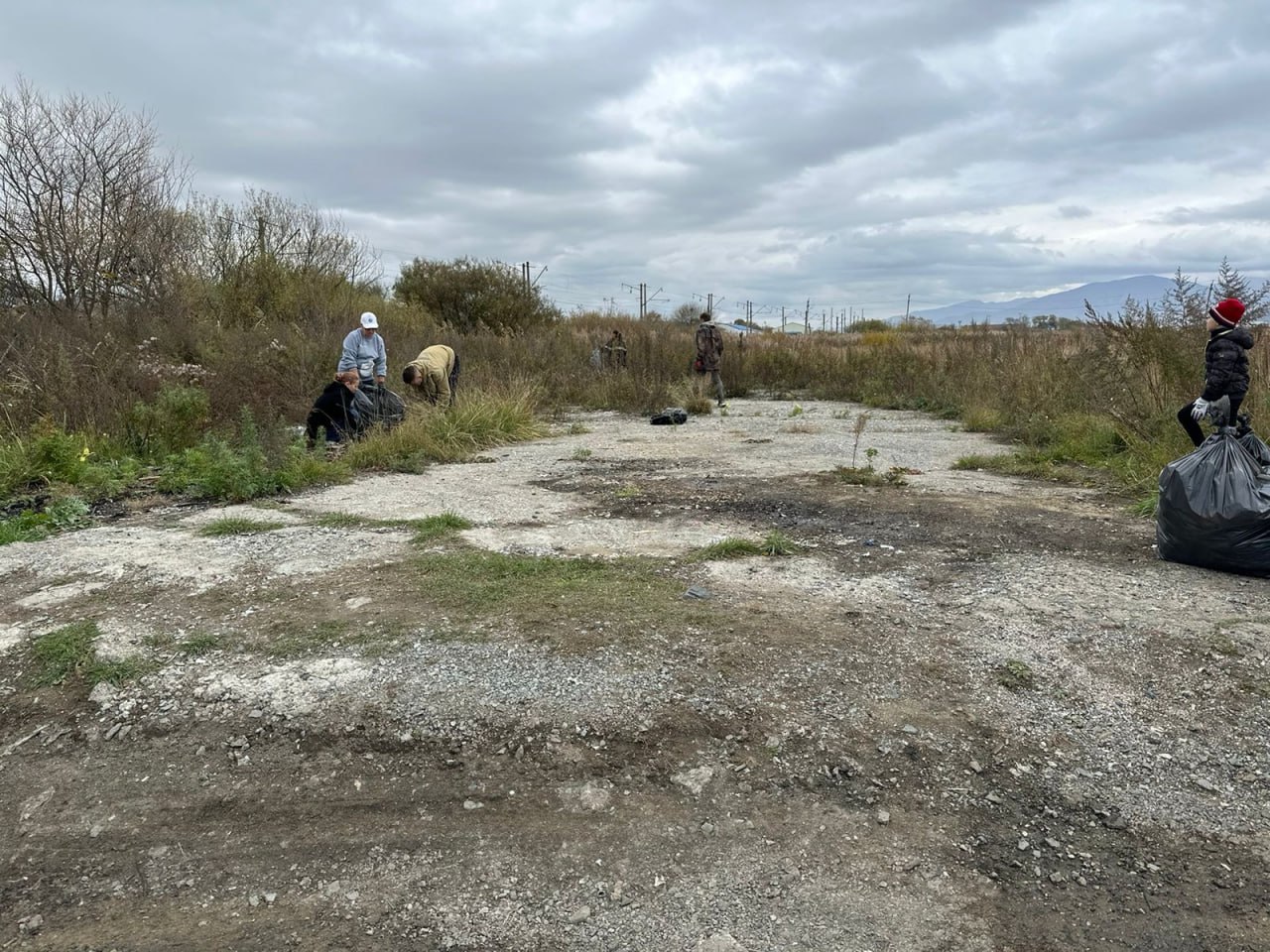 Вместе мы сила: волонтёры очистили пляж "Волна" Вместе мы сила: волонтёры очистили пляж "Волна"