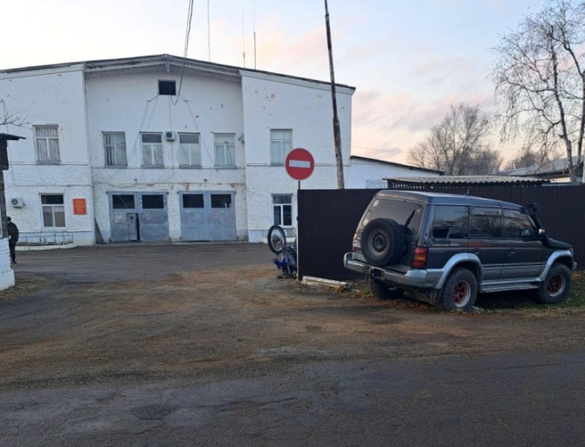 Два 14-летних подростка на мотоциклах пострадали в Кавалерово, когда один из них врезался в джип