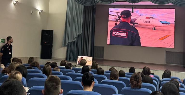 Владивостокские транспортные полицейские провели профориентационную беседу для студентов Владивостокские транспортные полицейские провели профориентационную беседу для студентов