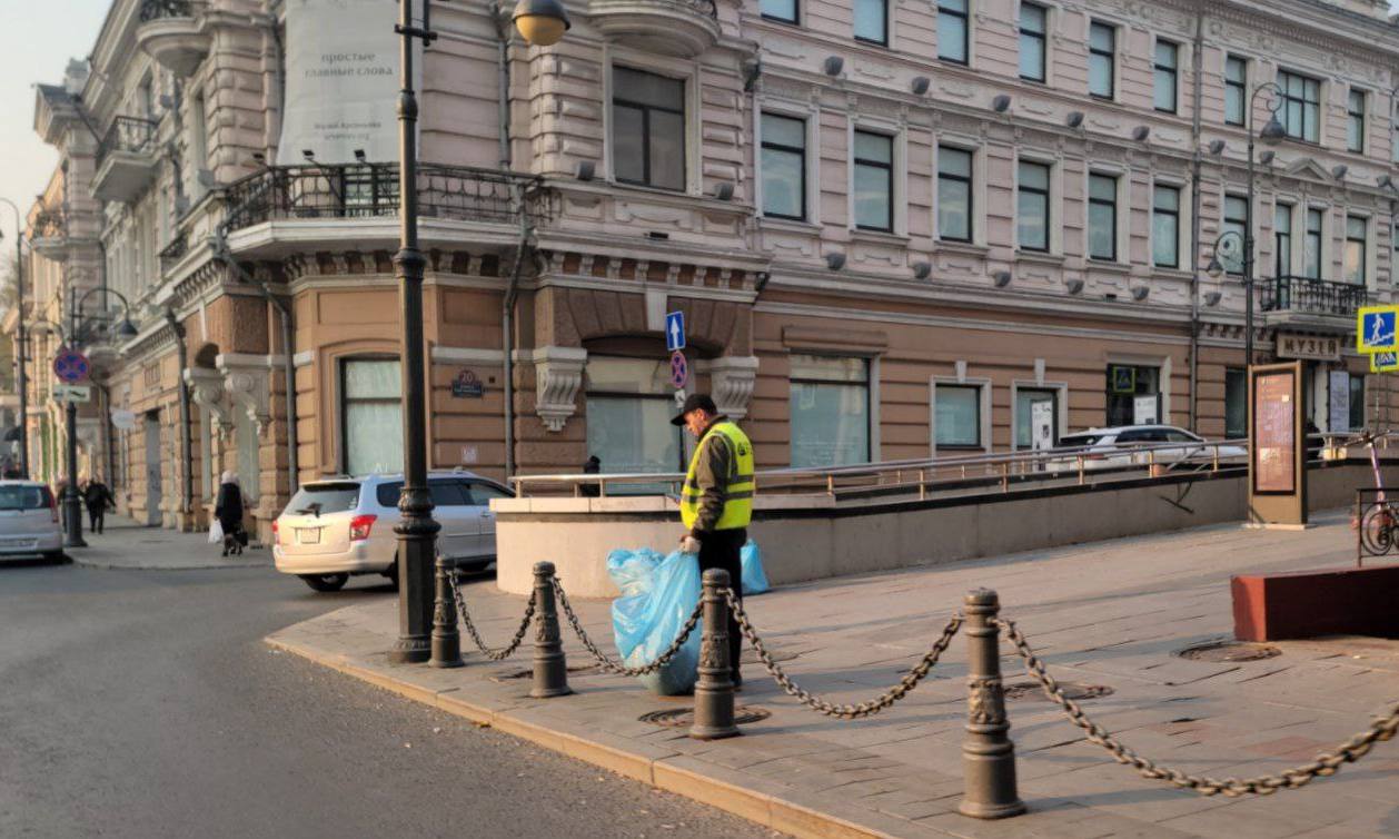 Сегодня во Владивостоке: дорожные работы, промывка ливнёвок, установка дорожных знаков, ремонт лееров, демонтаж объектов и санитарная уборка во всех районах города Сегодня во Владивостоке: дорожные работы, промывка ливнёвок, установка дорожных знаков, ремонт лееров, демонтаж объектов и санитарная уборка во всех районах города