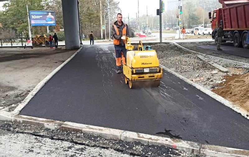 Муниципальная дорожная служба ведёт работы на перекрёстке Русской и проспекта 100-летия Владивостока