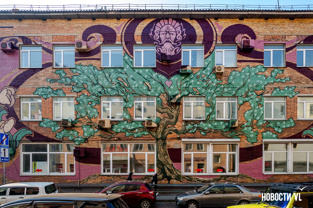 «Древо жизни» в стиле венского модерна: на стенах офисной трёхэтажки на Столетии появилось новое граффити «Древо жизни» в стиле венского модерна: на стенах офисной трёхэтажки на Столетии появилось новое граффити