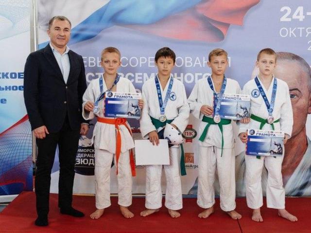 Председатель комитета ЗС ПК по регламенту, депутатской этике и организации работы Законодательного Собрания Всеволод Романов совместно с Приморской федерацией дзюдо принял участие в организации и проведении краевых... Председатель комитета ЗС ПК по регламенту, депутатской этике и организации работы Законодательного Собрания Всеволод Романов совместно с Приморской федерацией дзюдо принял участие в организации и проведении краевых...