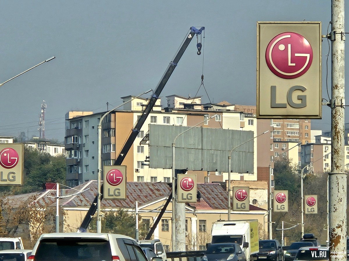 На перекрёстке Русской и проспекта 100-летия Владивостока разбирают крупную рекламную конструкцию На перекрёстке Русской и проспекта 100-летия Владивостока разбирают крупную рекламную конструкцию