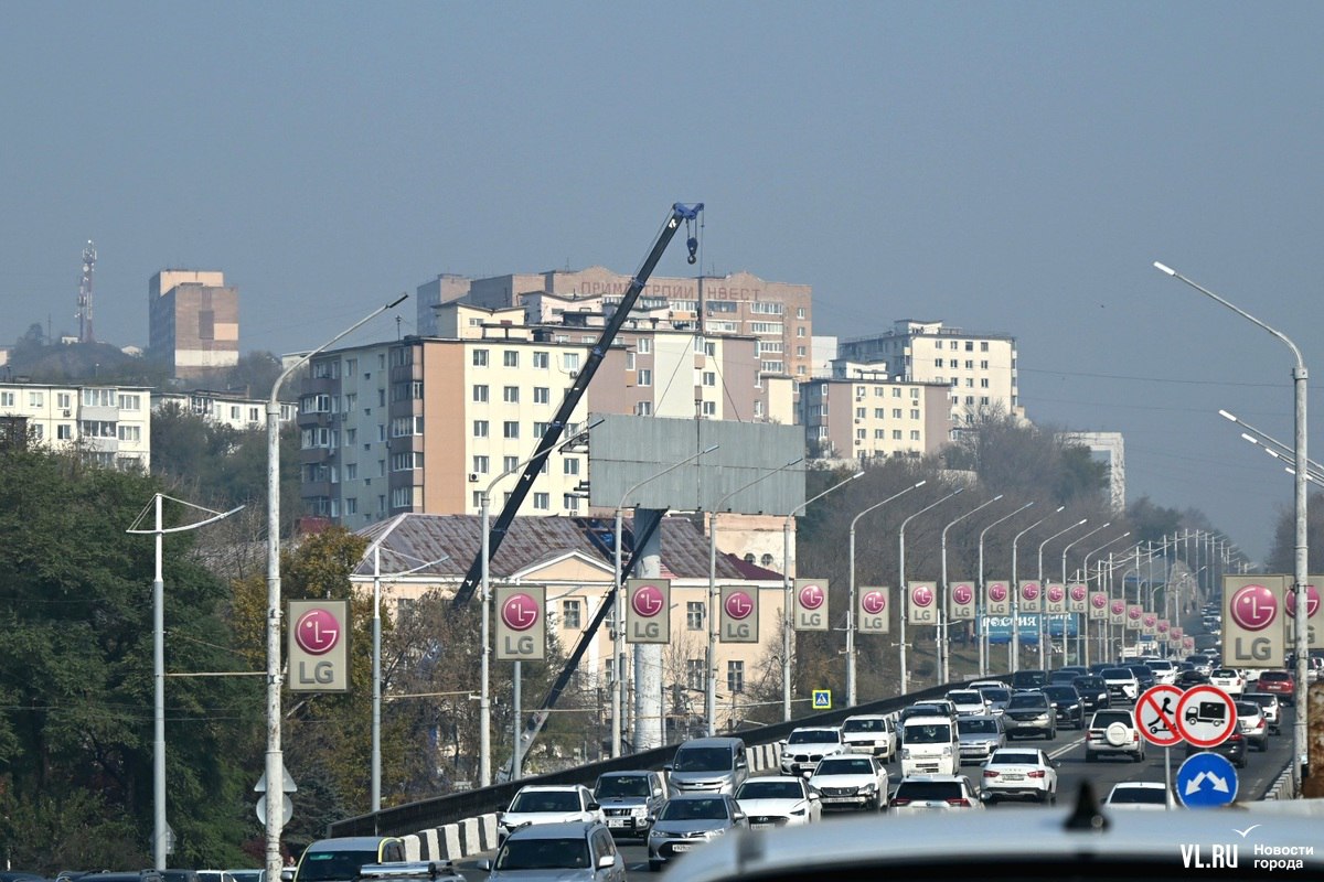 На перекрёстке Русской и проспекта 100-летия Владивостока разбирают крупную рекламную конструкцию На перекрёстке Русской и проспекта 100-летия Владивостока разбирают крупную рекламную конструкцию