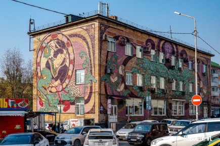 «Древо жизни» в стиле венского модерна: на стенах офисной трёхэтажки на Столетии появилось новое граффити