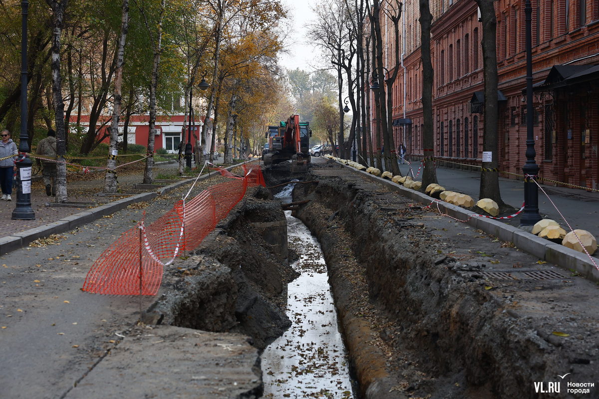 Около проходной «Дальзавода» начали перекладывать магистральный водовод – проезд закрыт до середины ноября Около проходной «Дальзавода» начали перекладывать магистральный водовод – проезд закрыт до середины ноября