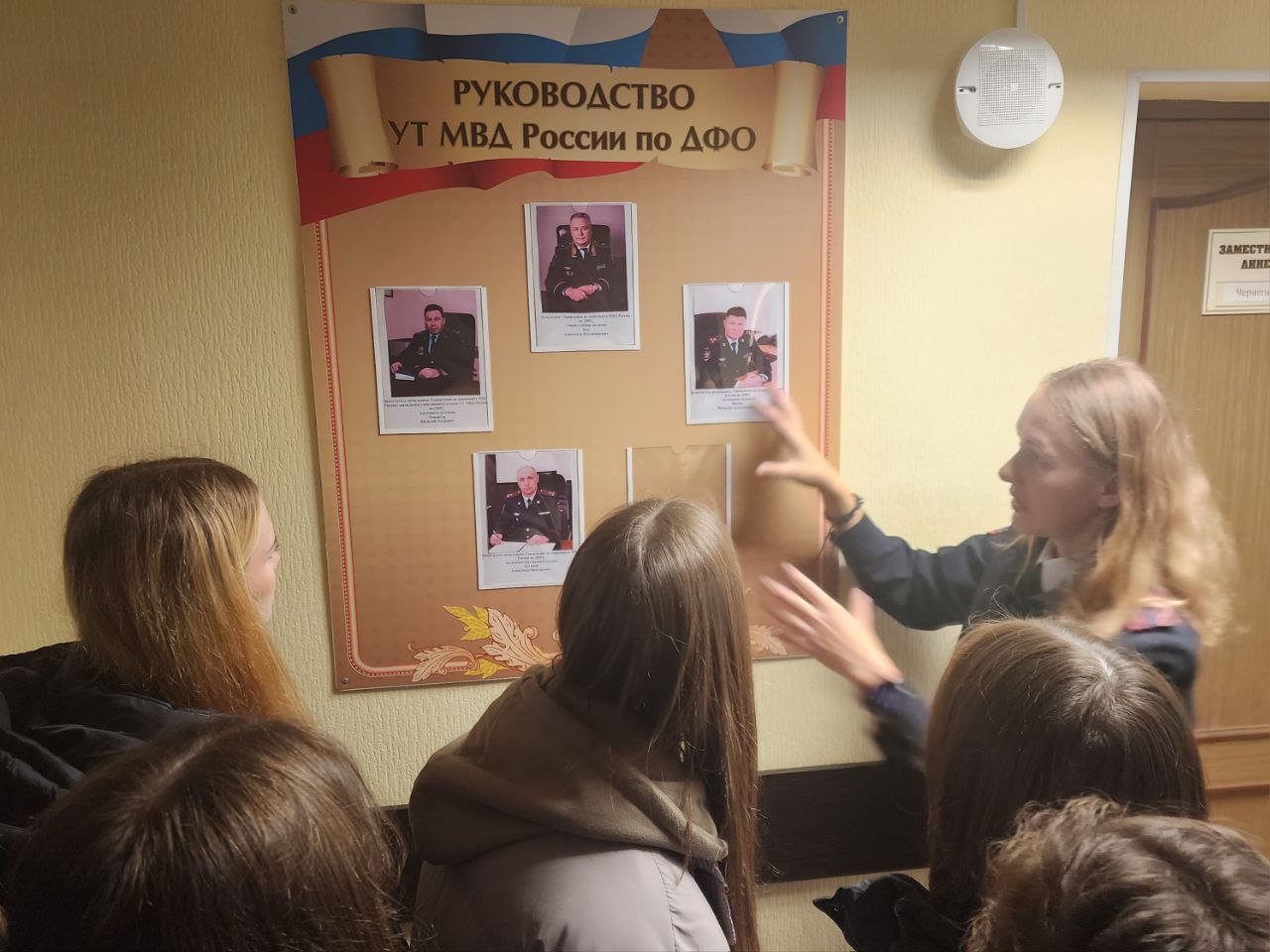 В день образования Находкинского линейного отдела МВД России на транспорте транспортные полицейские провели для студентов экскурсию В день образования Находкинского линейного отдела МВД России на транспорте транспортные полицейские провели для студентов экскурсию