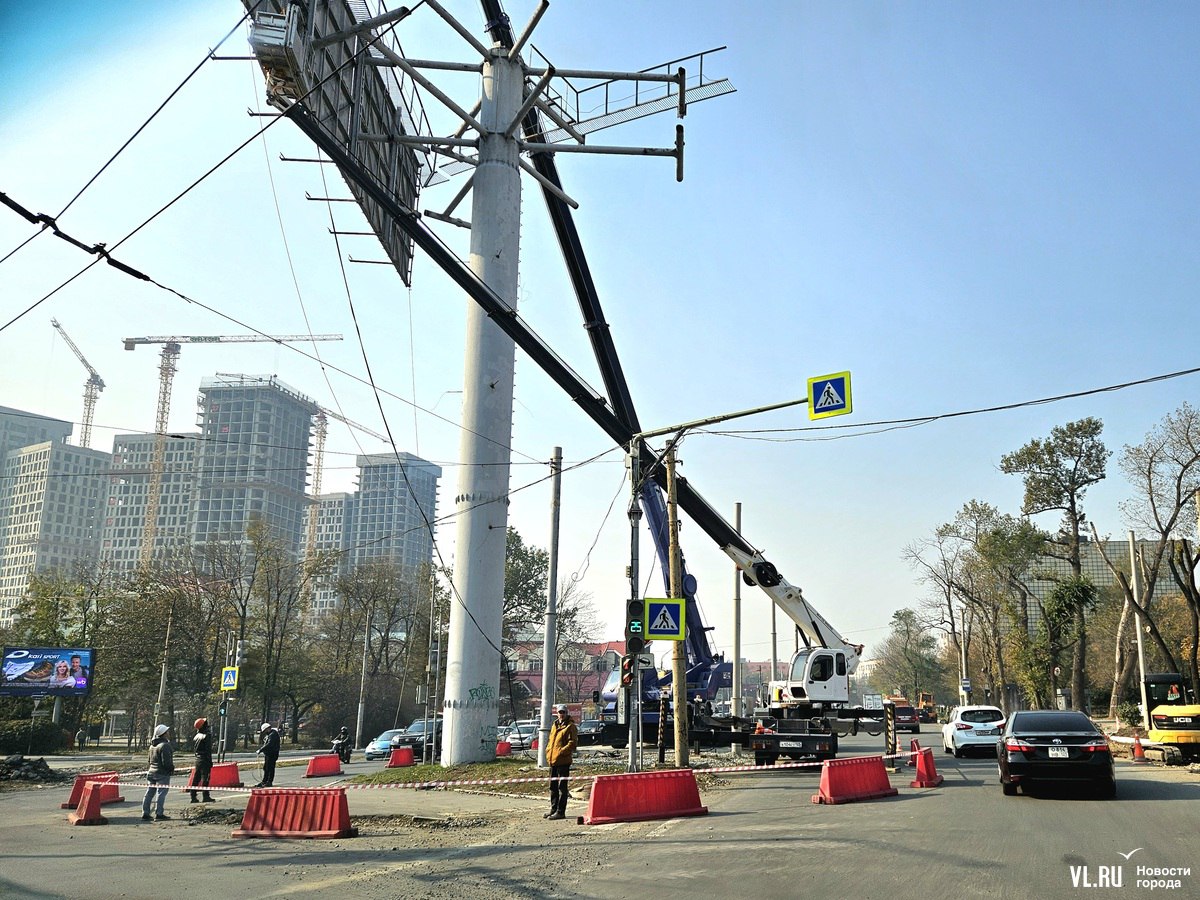 На перекрёстке Русской и проспекта 100-летия Владивостока разбирают крупную рекламную конструкцию