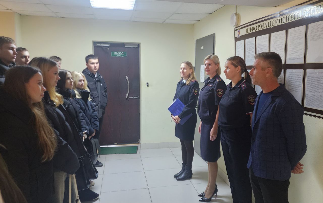 В день образования Находкинского линейного отдела МВД России на транспорте транспортные полицейские провели для студентов экскурсию В день образования Находкинского линейного отдела МВД России на транспорте транспортные полицейские провели для студентов экскурсию