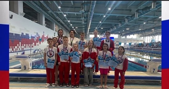 С ДНЁМ ТРЕНЕРА!. Воспитанники отделения плавания и их родители от всей души поздравляют Оксану Ростиславовну с профессиональным праздником! #МойТренерПриморья2025