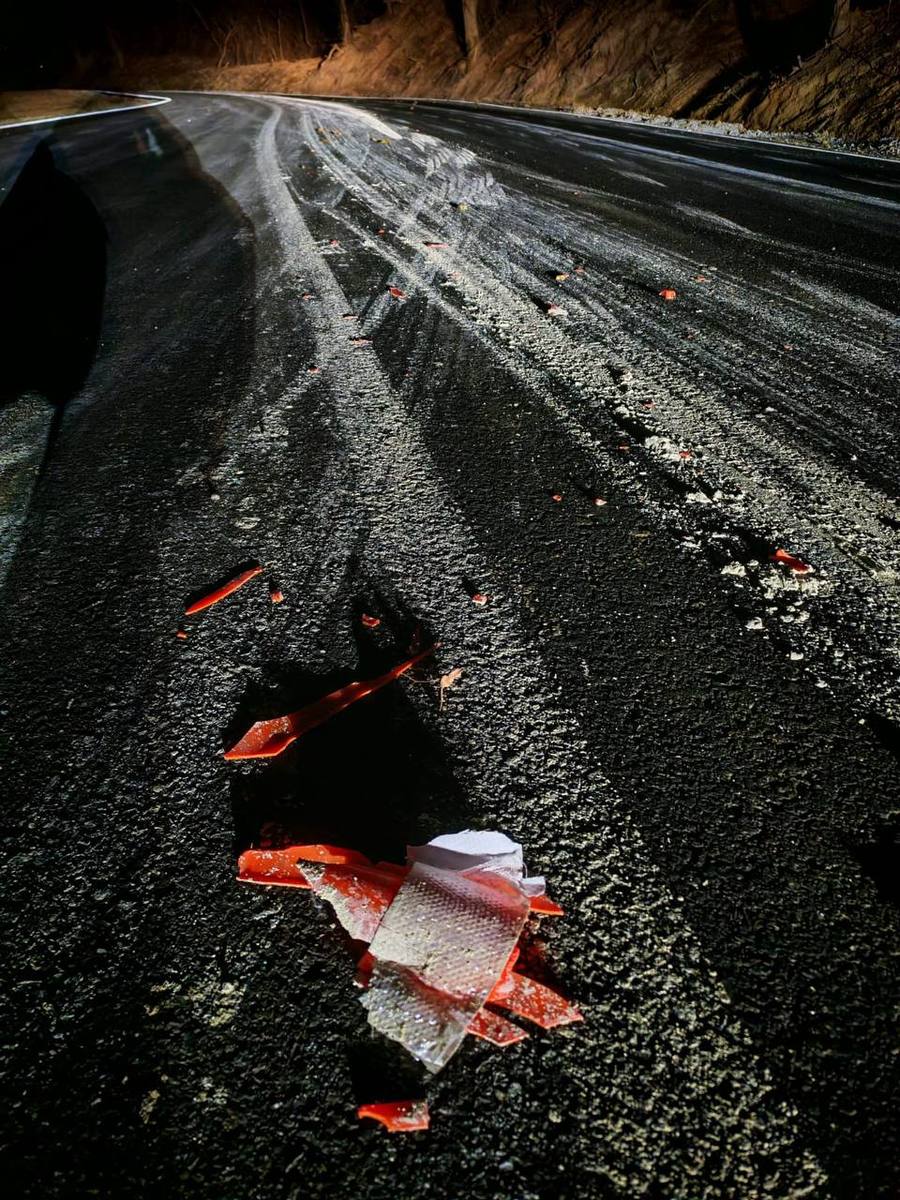 Свежую разметку на Русском острове водители размазали колёсами по асфальту и раздавили конусы Свежую разметку на Русском острове водители размазали колёсами по асфальту и раздавили конусы