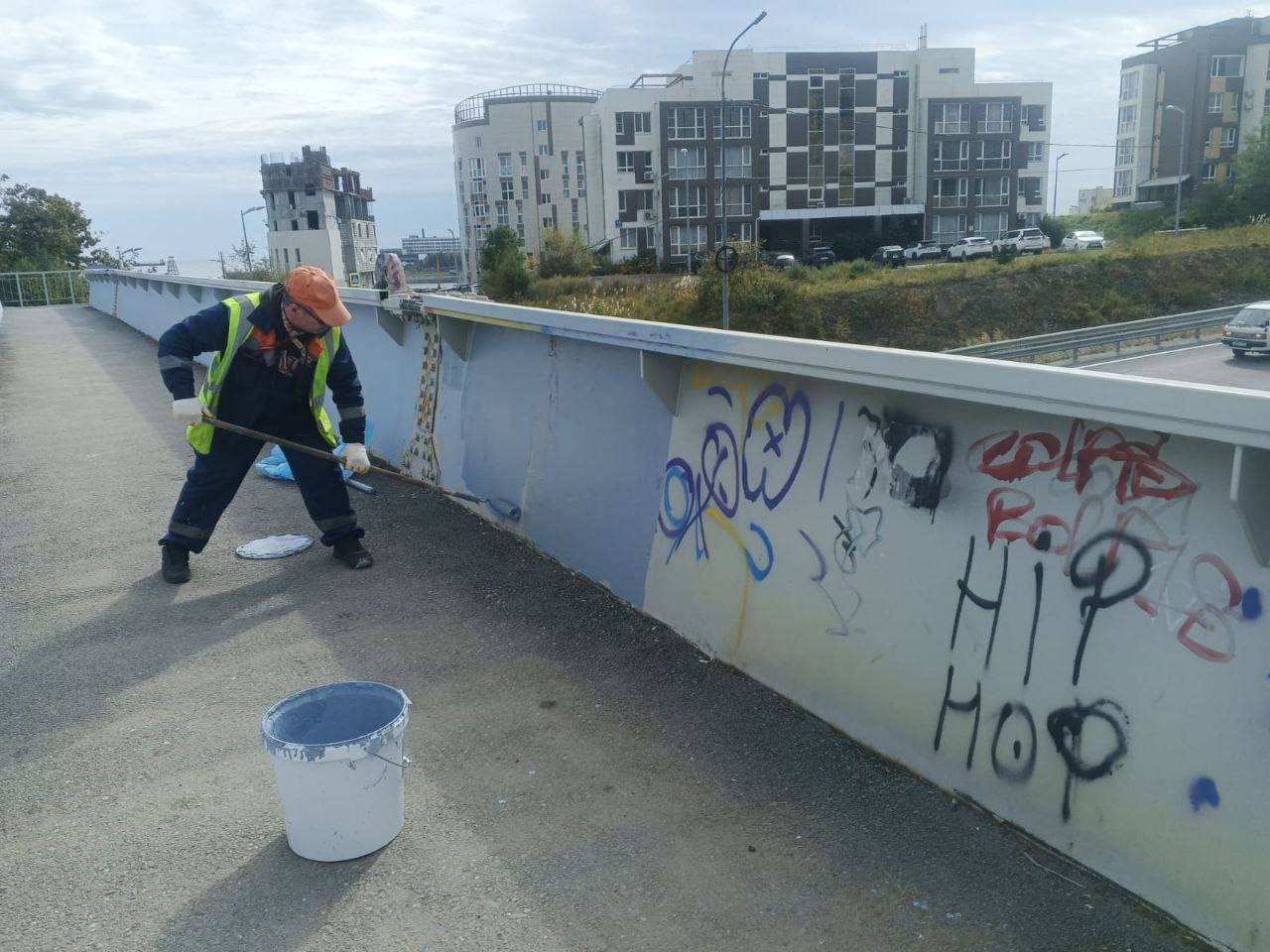 Уборка и вывоз мусора, очистка поверхностей от граффити и объявлений, содержание дорожных знаков и лееров, наведение порядка на тротуарах и дорогах – эти и многие другие работы каждый день сотрудники «СГТ» Уборка и вывоз мусора, очистка поверхностей от граффити и объявлений, содержание дорожных знаков и лееров, наведение порядка на тротуарах и дорогах – эти и многие другие работы каждый день сотрудники «СГТ»
