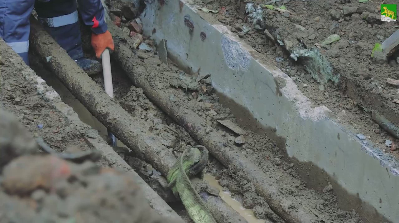 Во Владивостоке устраняют повреждение на тепловых сетях в районе домов №9 по улице Корнилова и №17 на улице Невской