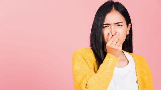 Резкий запах рыбы и чеснока исчезнет вмиг: вот чем нужно протереть холодильник