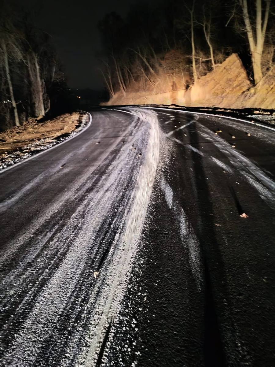 Свежую разметку на Русском острове водители размазали колёсами по асфальту и раздавили конусы Свежую разметку на Русском острове водители размазали колёсами по асфальту и раздавили конусы