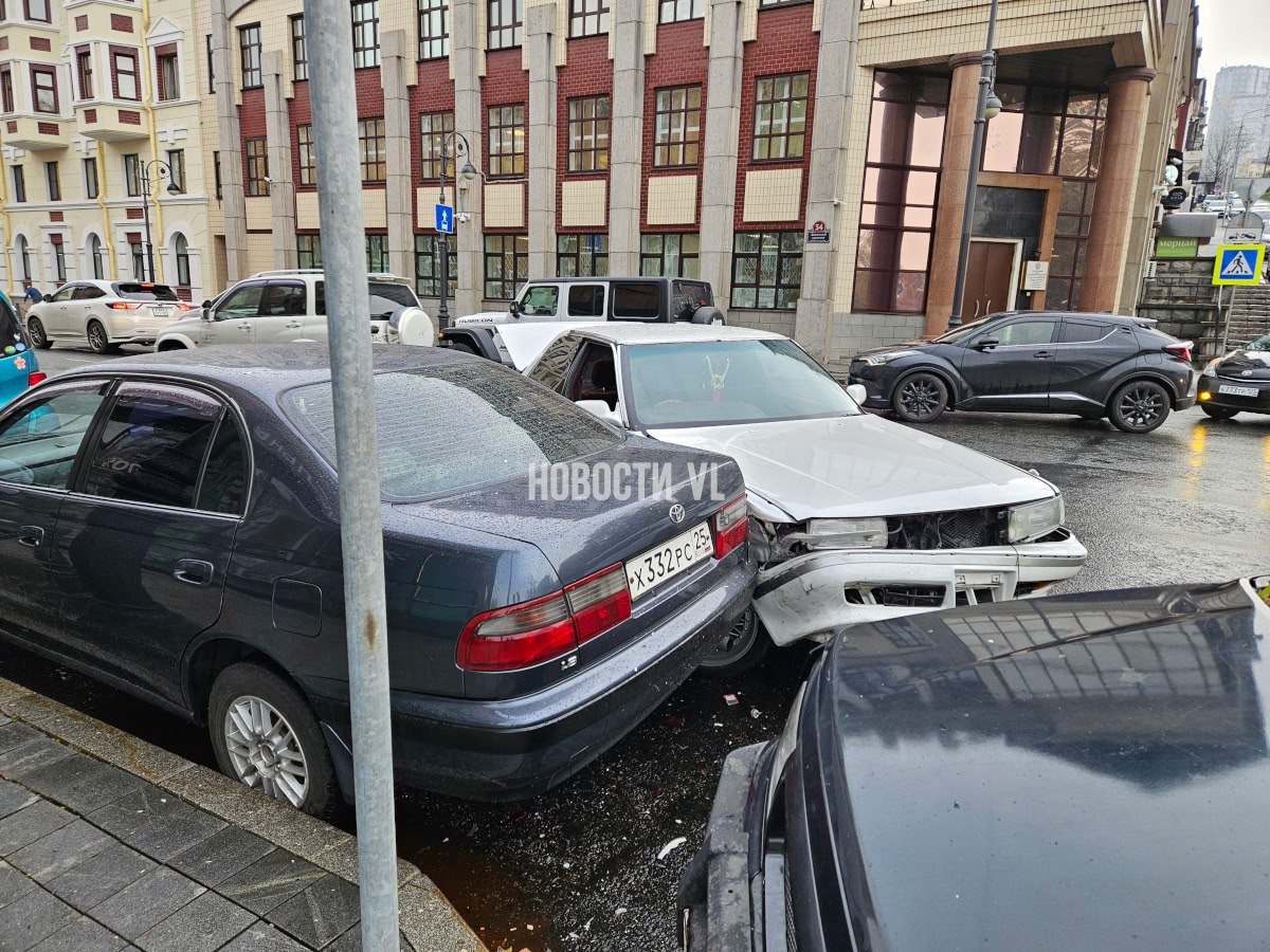 Женщина-водитель с заклинившей педалью газа устроила массовое ДТП на Океанском проспекте Женщина-водитель с заклинившей педалью газа устроила массовое ДТП на Океанском проспекте