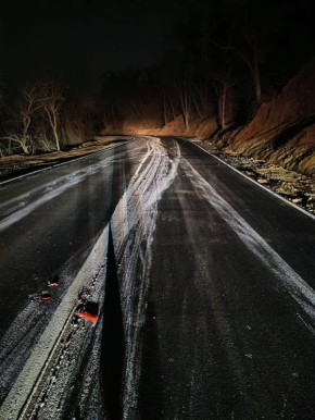 Свежую разметку на Русском острове водители размазали колёсами по асфальту и раздавили конусы