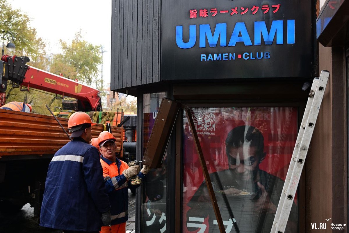 Первыми возле пристройки на Пограничной появились судебные приставы и полиция, а потом и сотрудники СГТ Первыми возле пристройки на Пограничной появились судебные приставы и полиция, а потом и сотрудники СГТ