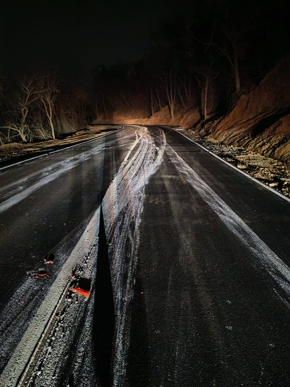 Новую разметку, нанесенную на острове Русском, испортил вандал за рулем сегодня ночью Новую разметку, нанесенную на острове Русском, испортил вандал за рулем сегодня ночью