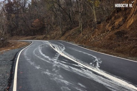 Водители показали, как сегодня выглядит асфальт с размазанной разметкой на Русском острове