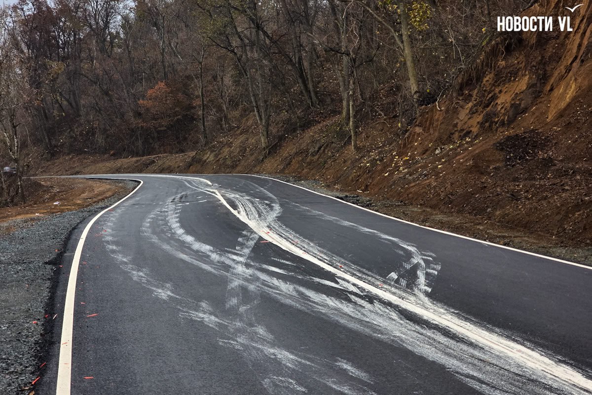 Водители показали, как сегодня выглядит асфальт с размазанной разметкой на Русском острове