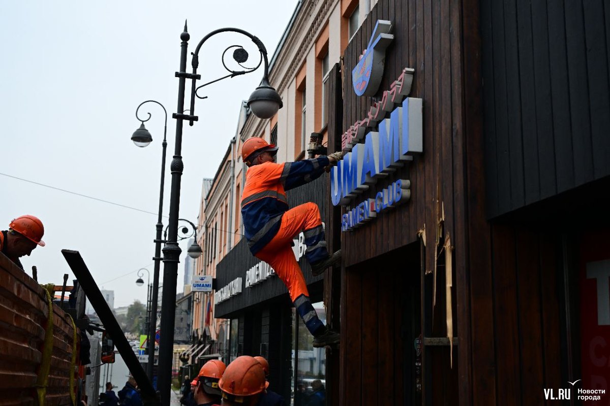 Первыми возле пристройки на Пограничной появились судебные приставы и полиция, а потом и сотрудники СГТ