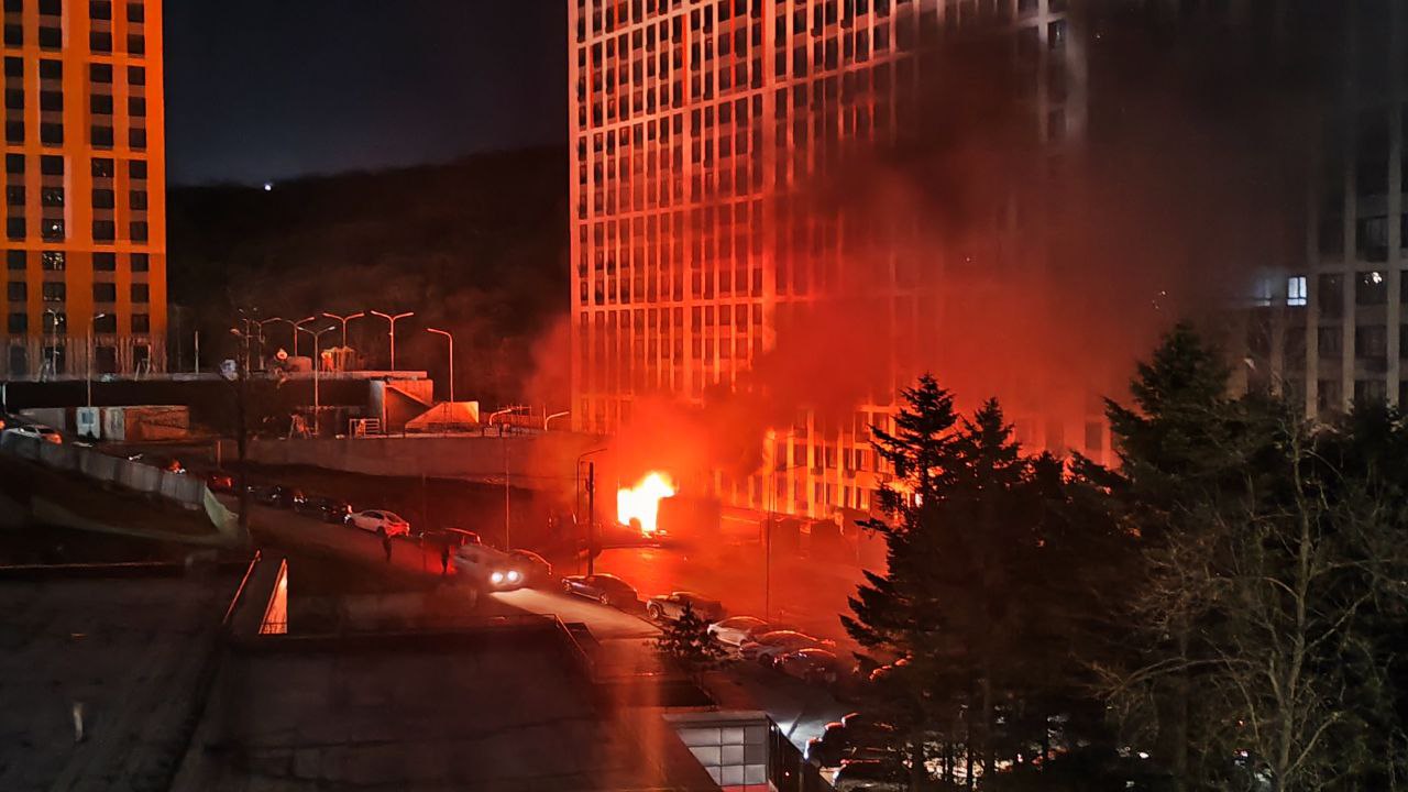 Пожар вспыхнул на территории строящегося "Дома на бульваре 2" во Владивостоке Пожар вспыхнул на территории строящегося "Дома на бульваре 2" во Владивостоке