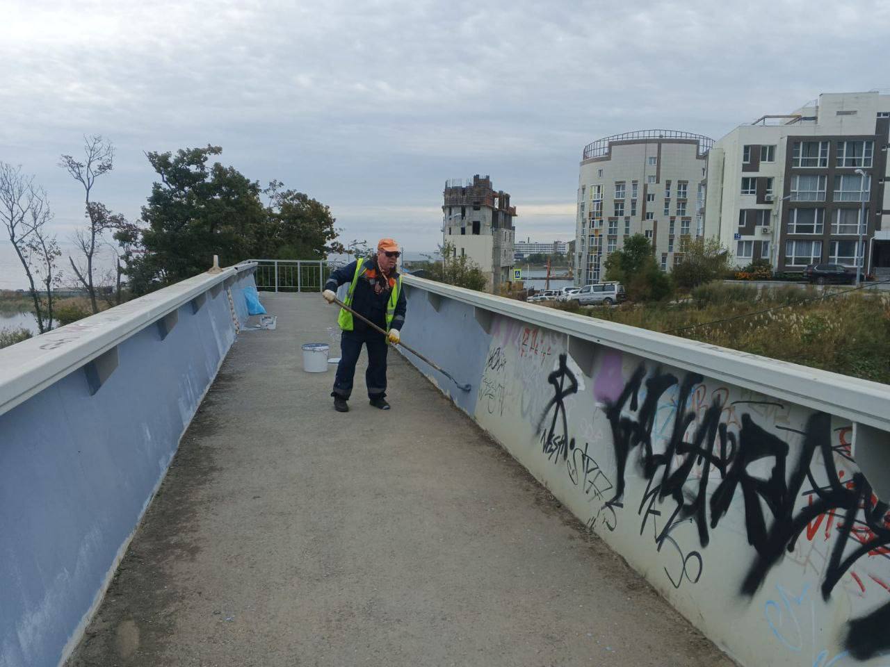 Уборка и вывоз мусора, очистка поверхностей от граффити и объявлений, содержание дорожных знаков и лееров, наведение порядка на тротуарах и дорогах – эти и многие другие работы каждый день сотрудники «СГТ» Уборка и вывоз мусора, очистка поверхностей от граффити и объявлений, содержание дорожных знаков и лееров, наведение порядка на тротуарах и дорогах – эти и многие другие работы каждый день сотрудники «СГТ»