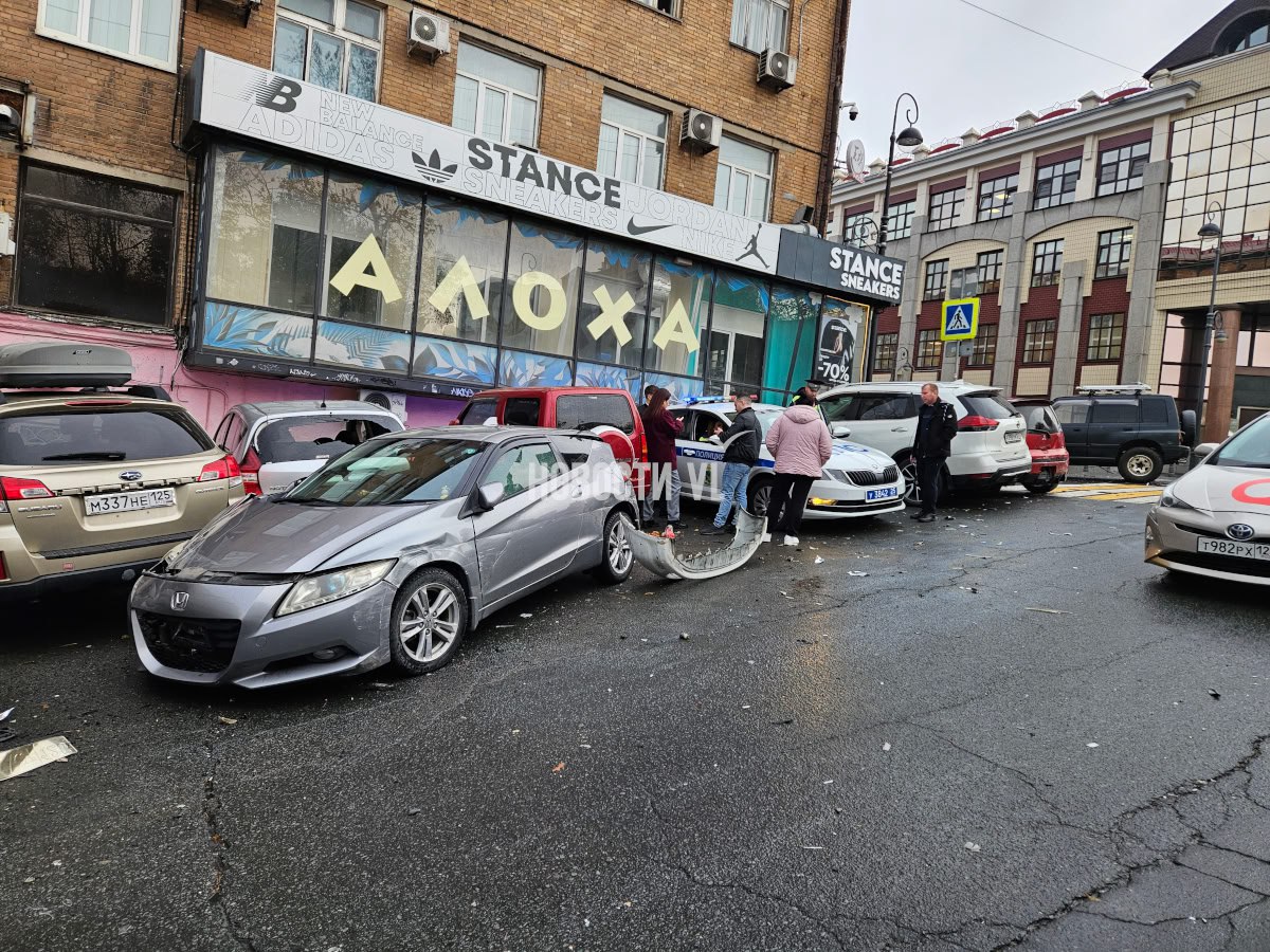 Женщина-водитель с заклинившей педалью газа устроила массовое ДТП на Океанском проспекте Женщина-водитель с заклинившей педалью газа устроила массовое ДТП на Океанском проспекте