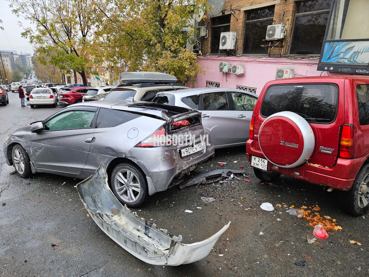 Женщина-водитель с заклинившей педалью газа устроила массовое ДТП на Океанском проспекте Женщина-водитель с заклинившей педалью газа устроила массовое ДТП на Океанском проспекте