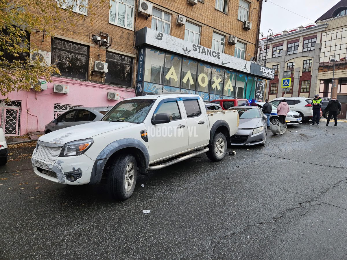 Женщина-водитель с заклинившей педалью газа устроила массовое ДТП на Океанском проспекте Женщина-водитель с заклинившей педалью газа устроила массовое ДТП на Океанском проспекте