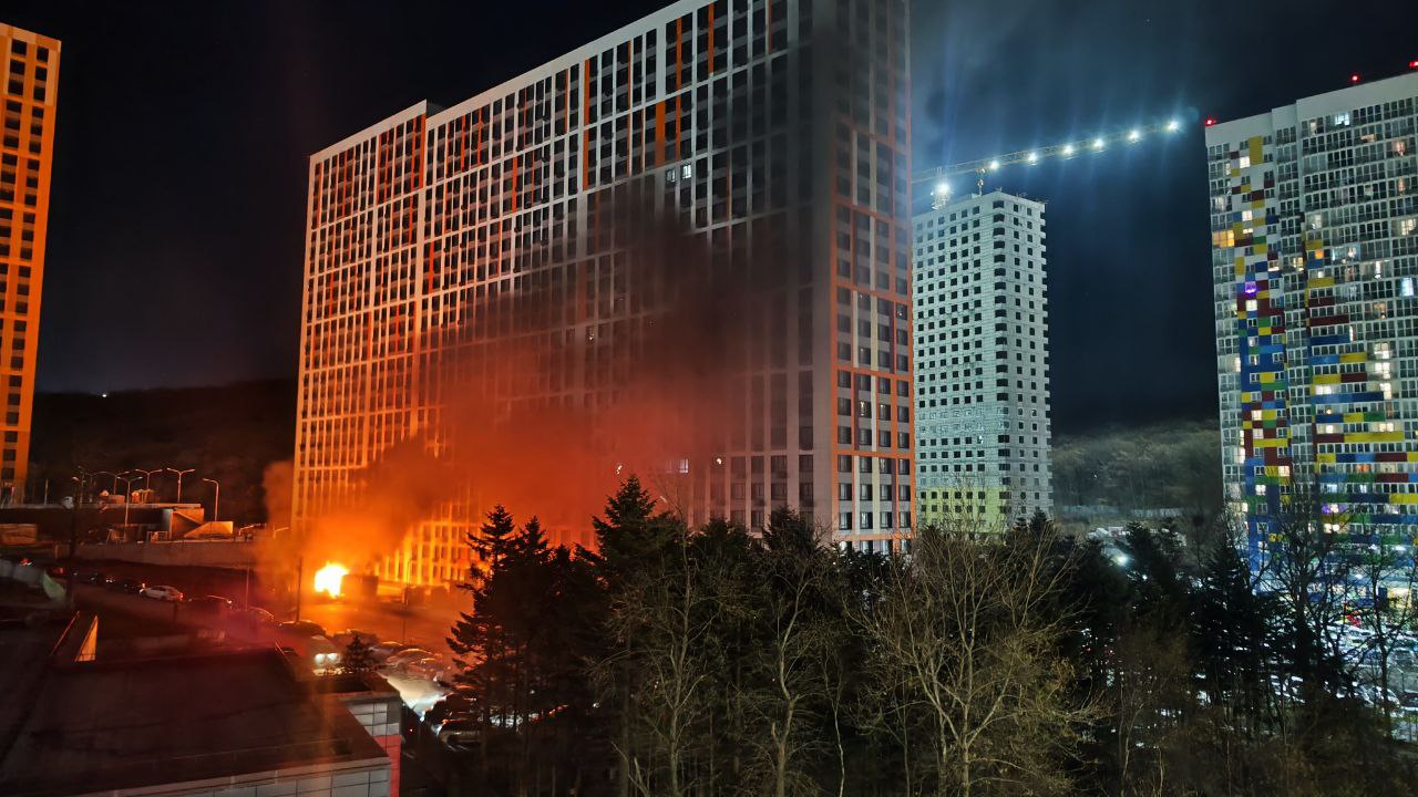 Пожар вспыхнул на территории строящегося "Дома на бульваре 2" во Владивостоке Пожар вспыхнул на территории строящегося "Дома на бульваре 2" во Владивостоке