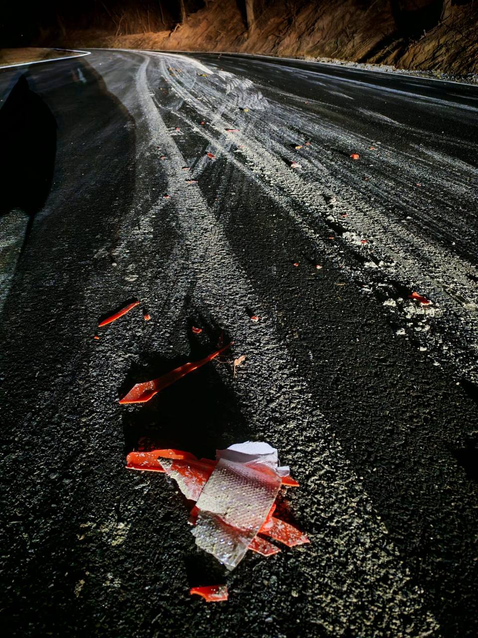 Новую разметку, нанесенную на острове Русском, испортил вандал за рулем сегодня ночью Новую разметку, нанесенную на острове Русском, испортил вандал за рулем сегодня ночью