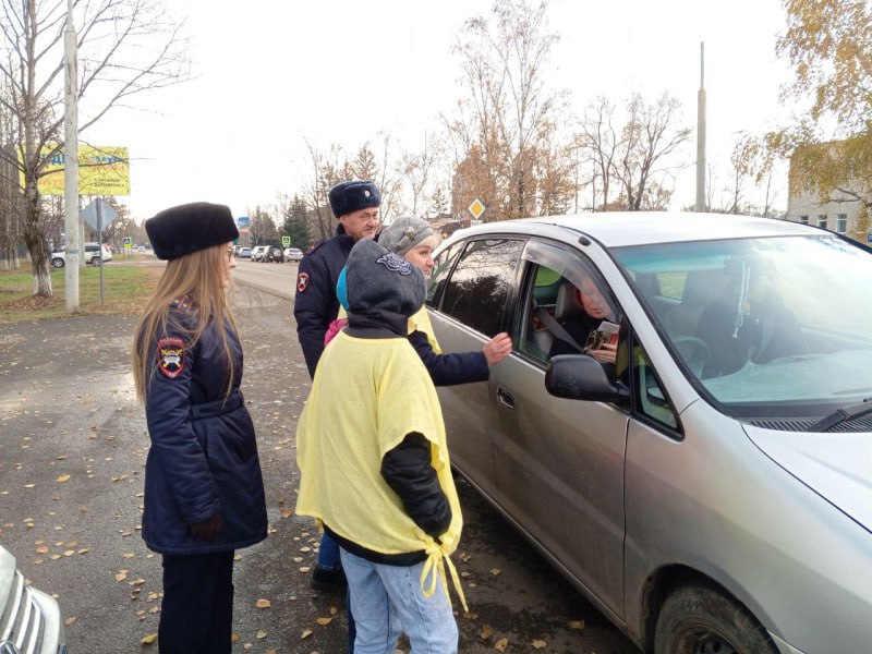 В Чугуевском округе Приморья сотрудники Госавтоинспекции и творческого объединения «Радуга» провели акцию «Дорога безопасности» В Чугуевском округе Приморья сотрудники Госавтоинспекции и творческого объединения «Радуга» провели акцию «Дорога безопасности»