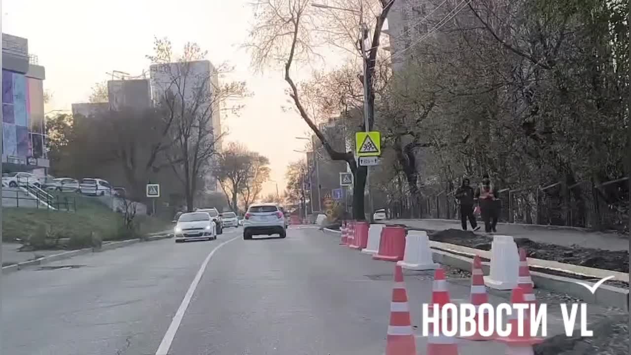 Дорога из-за раскопок, что с одной, что с другой стороны, заметно сузилась