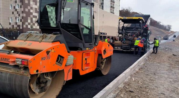 В микрорайоне Зеленый Угол Владивостока стартовал финальный этап строительства новой автомобильной дороги – началось асфальтирование покрытия