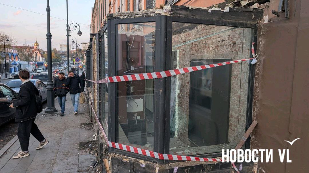 Каркас пристройки ещё стоит Каркас пристройки ещё стоит