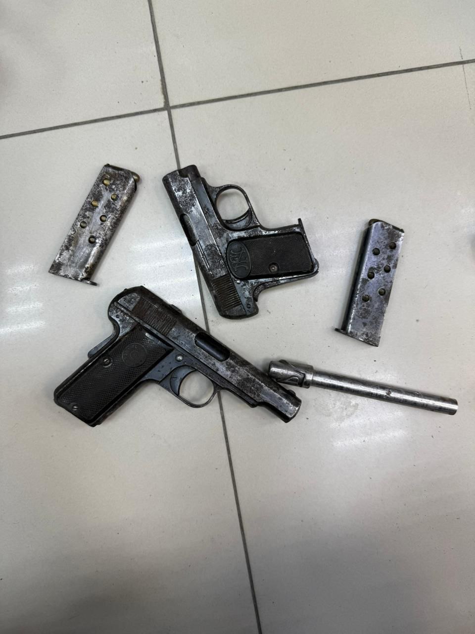 Пьяный мужчина оставил в симферопольском магазине пакет с арсеналом оружия