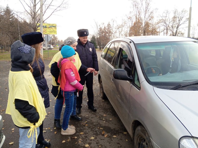 В Чугуевском округе Приморья сотрудники Госавтоинспекции и творческого объединения «Радуга» провели акцию «Дорога безопасности» В Чугуевском округе Приморья сотрудники Госавтоинспекции и творческого объединения «Радуга» провели акцию «Дорога безопасности»