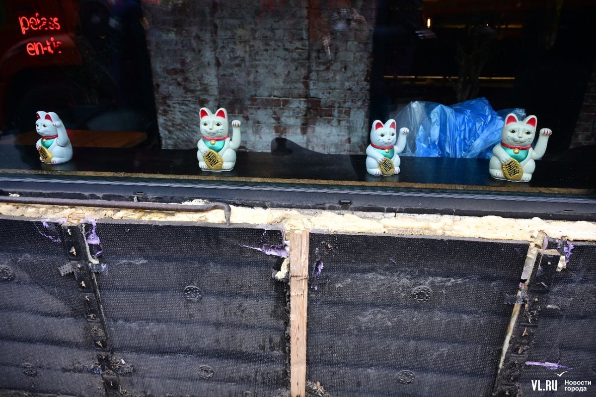 Первыми возле пристройки на Пограничной появились судебные приставы и полиция, а потом и сотрудники СГТ Первыми возле пристройки на Пограничной появились судебные приставы и полиция, а потом и сотрудники СГТ