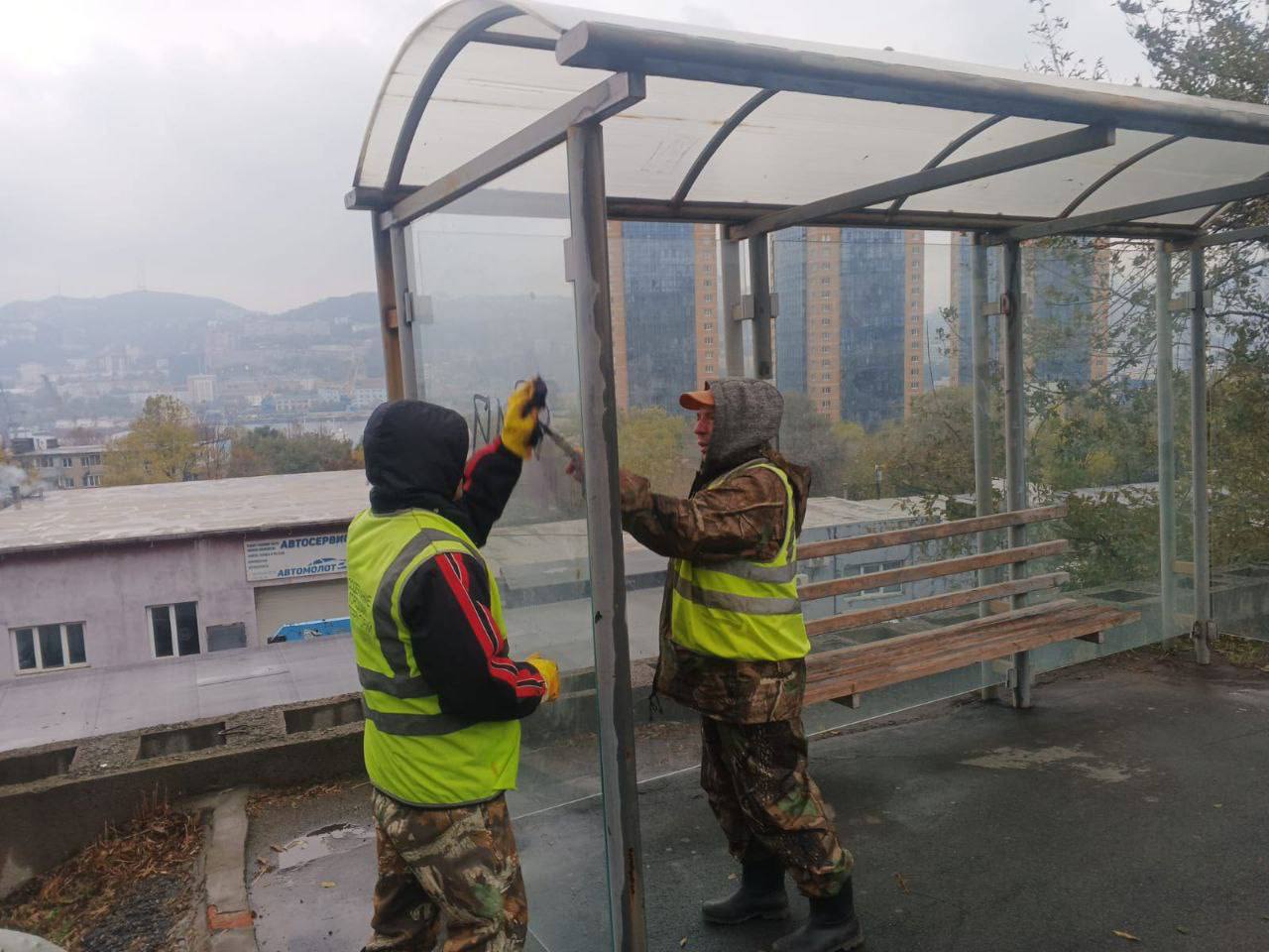 Уборка и вывоз мусора, очистка поверхностей от граффити и объявлений, содержание дорожных знаков и лееров, наведение порядка на тротуарах и дорогах – эти и многие другие работы каждый день сотрудники «СГТ» Уборка и вывоз мусора, очистка поверхностей от граффити и объявлений, содержание дорожных знаков и лееров, наведение порядка на тротуарах и дорогах – эти и многие другие работы каждый день сотрудники «СГТ»