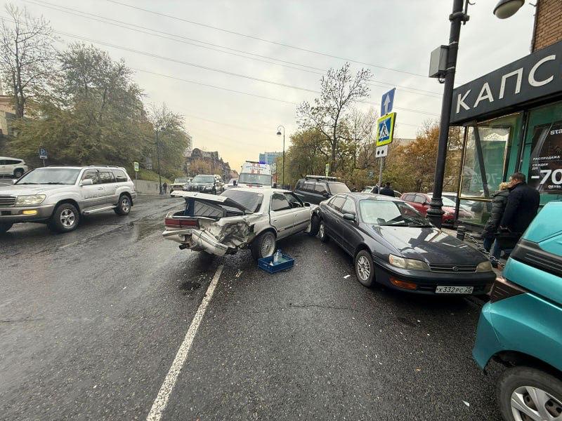 Полиция сообщила, что в утреннем массовом ДТП на Комарова пострадали 13 машин