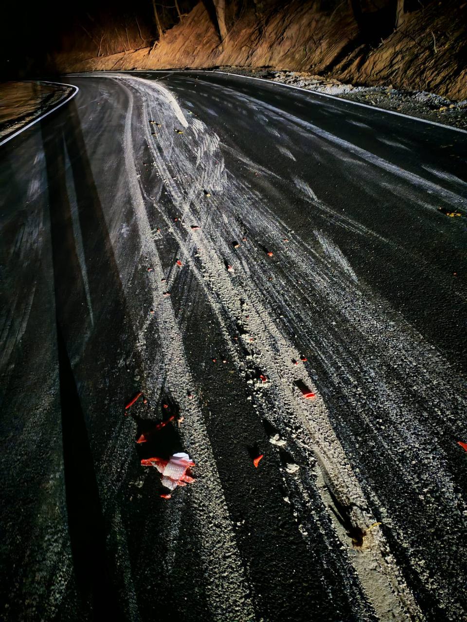 Новую разметку, нанесенную на острове Русском, испортил вандал за рулем сегодня ночью Новую разметку, нанесенную на острове Русском, испортил вандал за рулем сегодня ночью