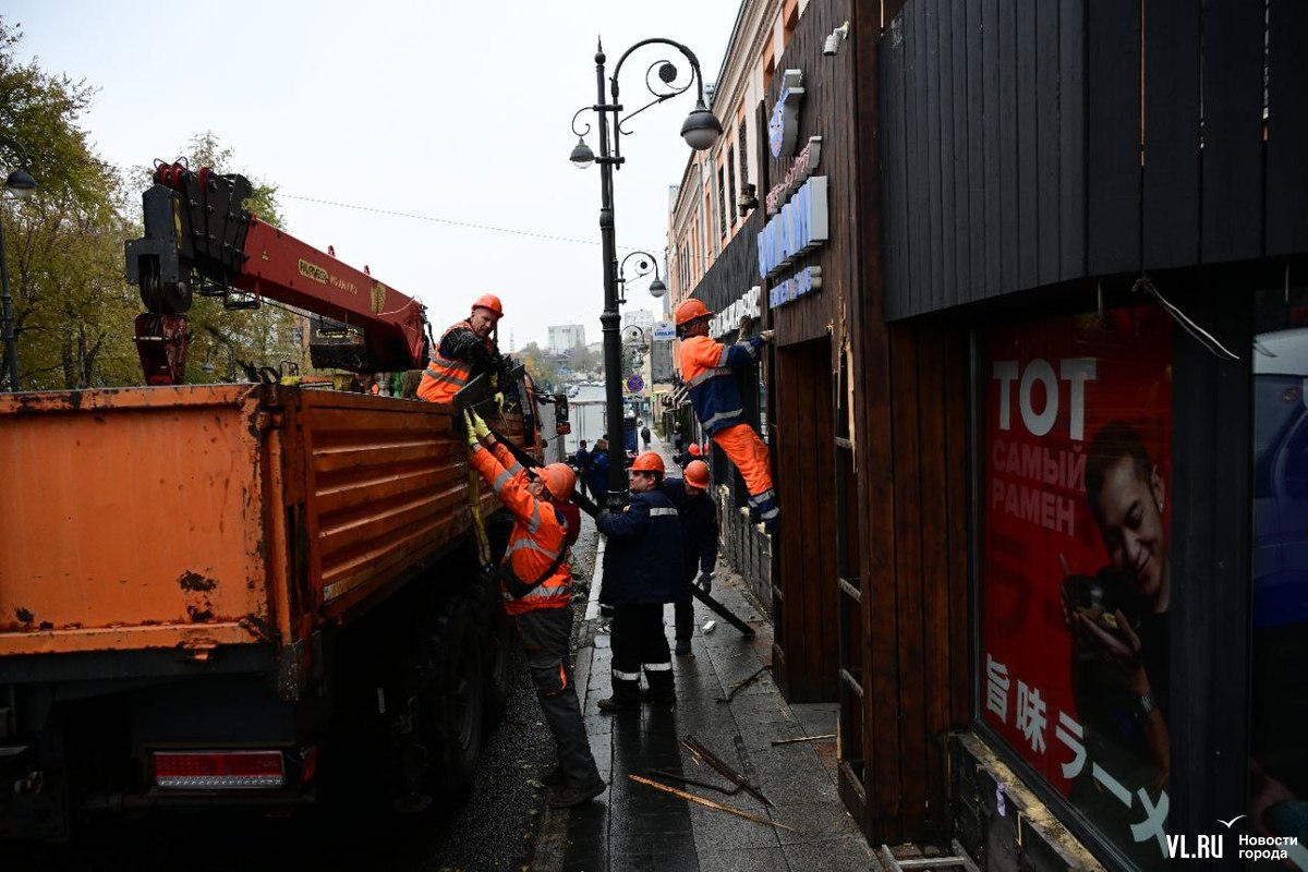 Первыми возле пристройки на Пограничной появились судебные приставы и полиция, а потом и сотрудники СГТ Первыми возле пристройки на Пограничной появились судебные приставы и полиция, а потом и сотрудники СГТ