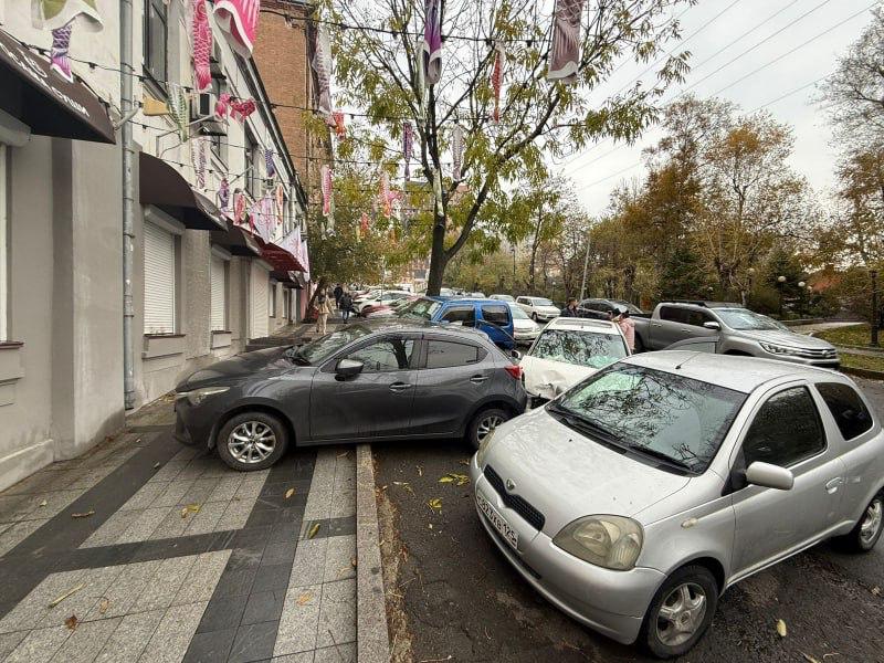 Полиция сообщила, что в утреннем массовом ДТП на Комарова пострадали 13 машин Полиция сообщила, что в утреннем массовом ДТП на Комарова пострадали 13 машин